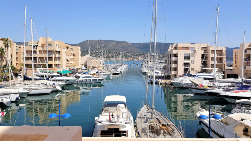 APPARTEMENT 2/3 PIECES 52m² + LOGGIA et TERRASSE 62m² - PARKING - PORT BORMES LA FAVIERE.