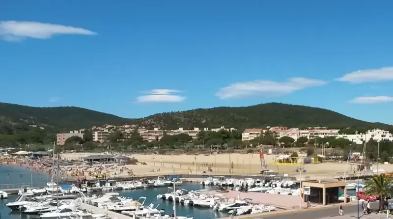 ESTIMEZ APPARTEMENT 2 PIECES + CABINE 46m² - 2 TERRASSES 10m² et 7m² PORT DE BORMES LA FAVIERE.