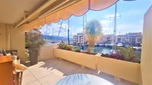 Appartement avec terrasse vue mer à La Favière